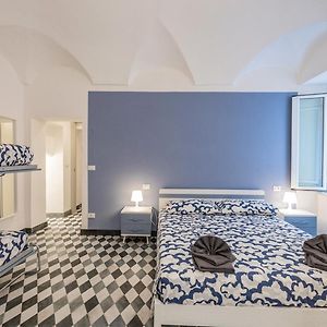 Camera grande con letto queen size
